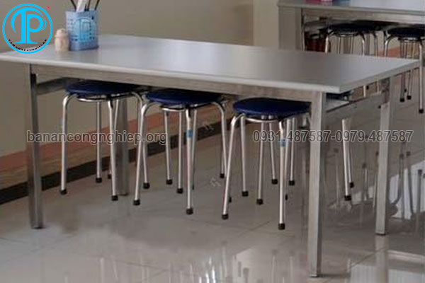 bàn ăn công nhân