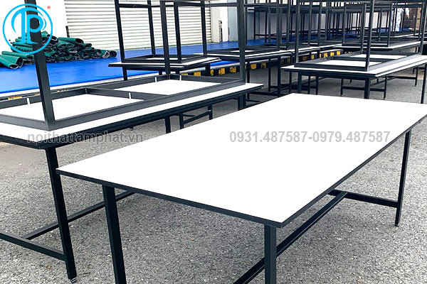 Bàn làm việc khung thép